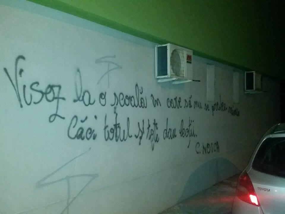 Mesaj mai puțin obișnuit pe un bloc din Capitală. Se vede că cineva a citit mult :) 330264