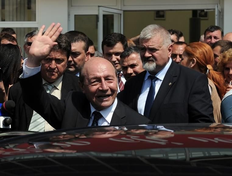 Sinteza zilei: Traian Băsescu a vândut o navă de mare tonaj pe UN DOLAR. Vezi factura doveditoare