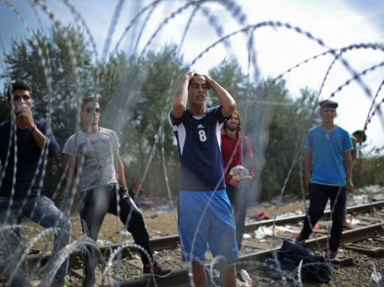 Ungaria ridică noi garduri în calea migranţilor