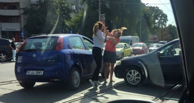 Două şoferiţe s-au bătut pe un bulevard din Bucureşti. Imagini halucinante
