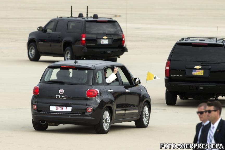 Papa Francisc vizitează SUA într-un Fiat. Tweet-ul de mulţumire al grupului italian a devenit viral pe Internet 330481