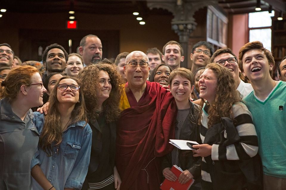 Dalai Lama spune că, dacă i-ar urma o femeie, aceasta ar trebui să fie frumoasă 