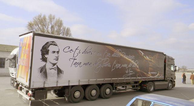 Imagine incredibilă surprinsă pe o autostradă din străinătate! Cum arată TIR-ul unui român 330626