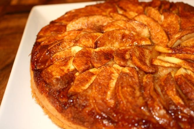 Reţeta zilei: Cea mai simplă prăjitură cu mere