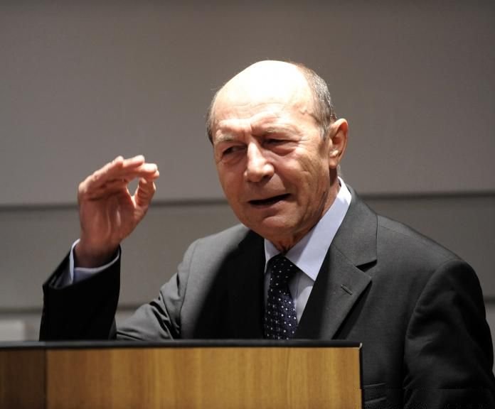 Sinteza zilei: Cum era descris &quot;informatorul&quot; Traian Băsescu înaintea prezidenţialelor din 2004. Toate ilegalităţile, într-un singur document