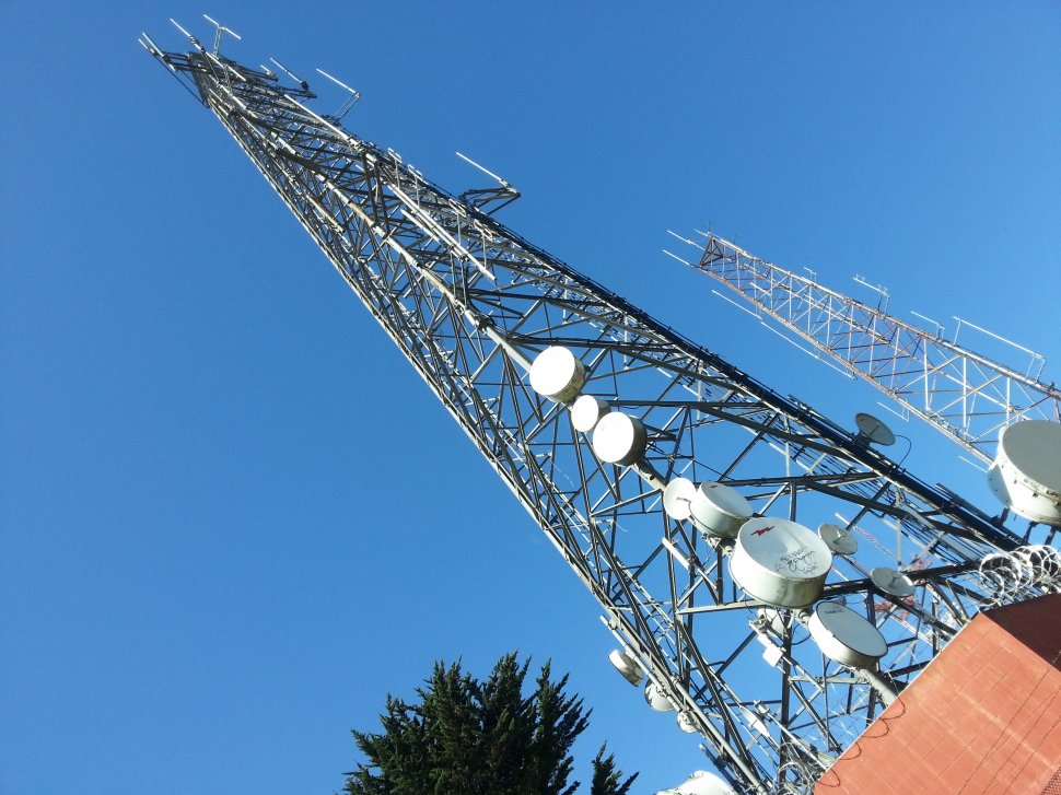 Antenele de pe clădiri, aproape de a fi date jos. Iniţiativă împotriva radiaţiilor