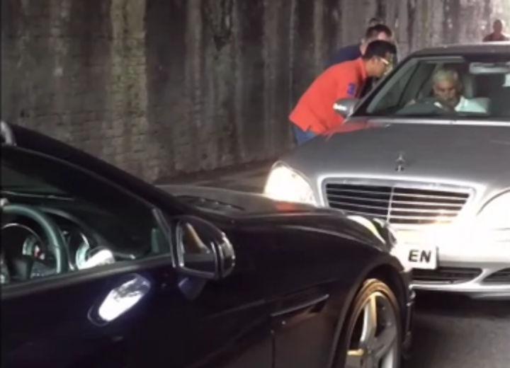Ce fac doi şoferi încăpăţânaţi la intrarea într-un tunel. Isprava lor a paralizat traficul
