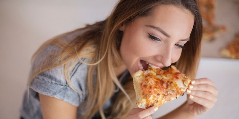 Ce se întâmplă în corpul tău dacă stai în pat și mânânci pizza timp de o săptămână