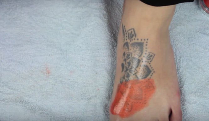 Este minunat! A aplicat fard de pleoape peste tatuajul său şi a realizat ceva uimitor