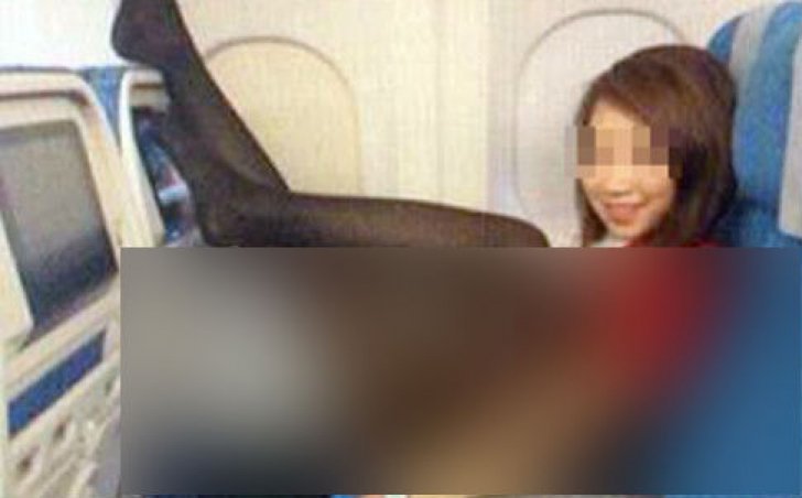 Ipostaza scandaloasă în care s-a pozat această stewardesă ar putea să o coste scump. Fotografia a devenit virală pe Facebook