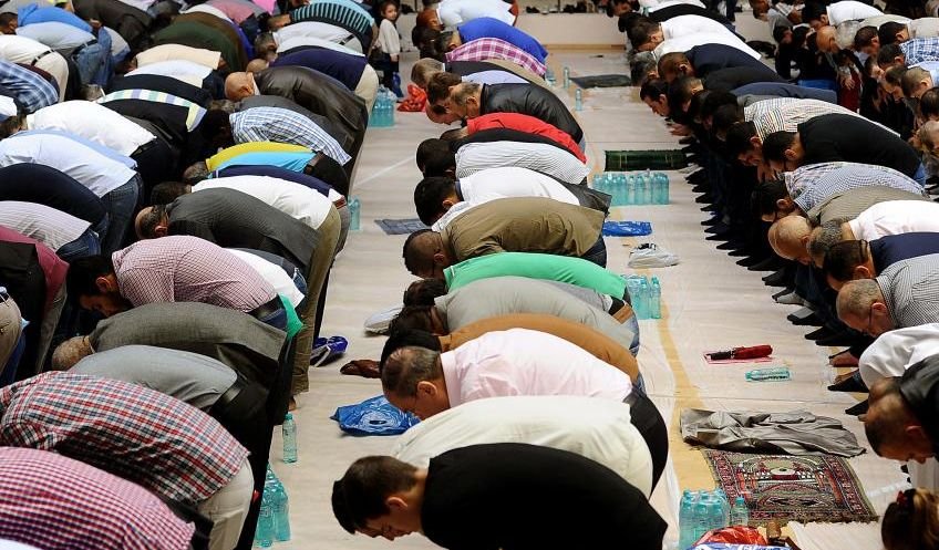 Romanian muslims prayed in unison on Kurban Bayram