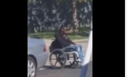 VIDEO. Un bărbat imobilizat într-un scaun cu rotile a fost ucis de trei poliţişti