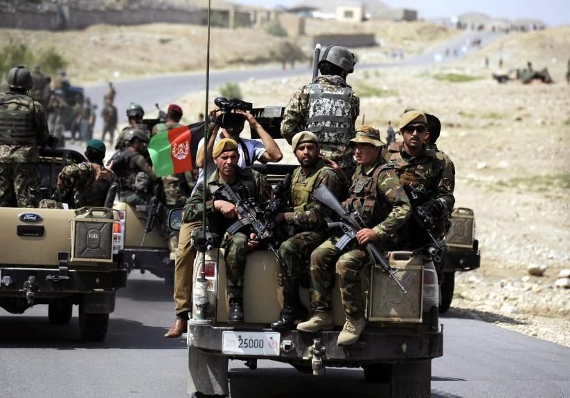 Puncte de frontieră din estul Afganistanului, luate cu asalt de sute de jihadişti Statul Islamic