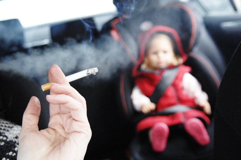 Este oficial. De la 1 octombrie, este interzis fumatul în maşinile care au copii la bord