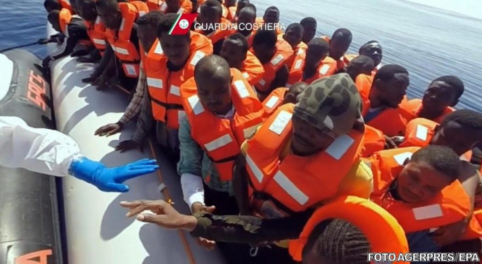 Peste 1100 de migranţi, la un pas să se înece în Mediterană