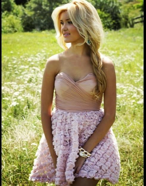 Prezentatoarea care crede că îi poate lua locul Andreei Esca. E iubita unui fotbalist 332201