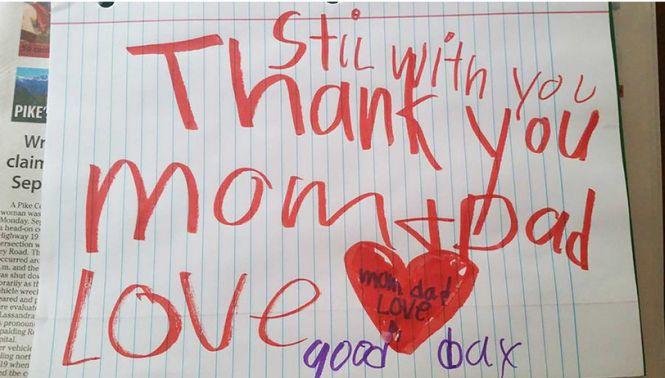 După ce băieţelul lor a murit, părinţii au găsit un mesaj şocant pe masa din sufragerie 332516