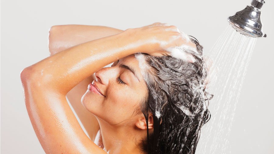 3 motive să renunți la spălatul pe cap zilnic