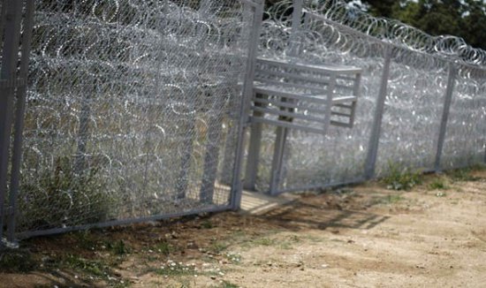 Autorităţile ungare au pus sârmă ghimpată pe un gard ridicat la frontiera croată