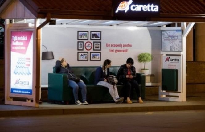 Prima stație din România în care poţi aştepta autobuzul pe canapea, ca acasă