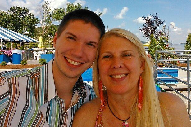 I-a trimis din greşeală un SMS unui bărbat cu 30 de ani mai tânăr. Ce a urmat pare desprins din filme 332966