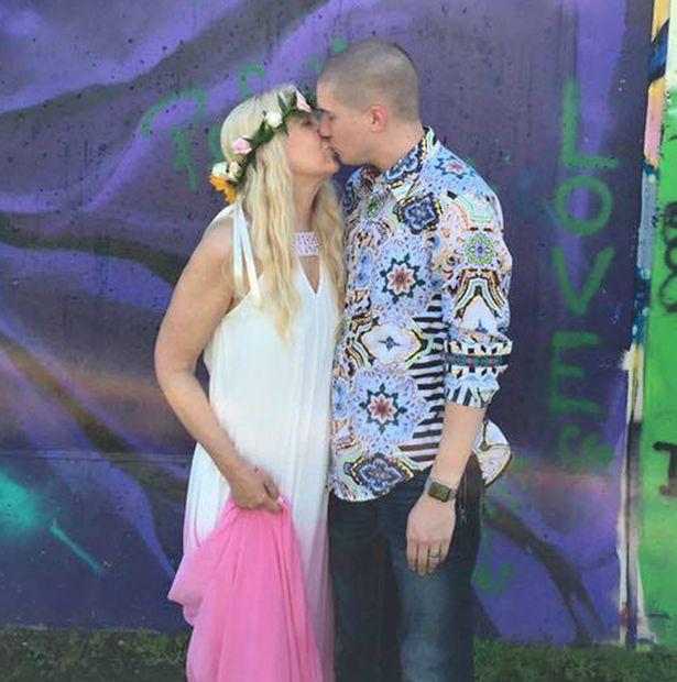 I-a trimis din greşeală un SMS unui bărbat cu 30 de ani mai tânăr. Ce a urmat pare desprins din filme 332967