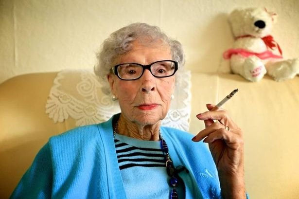 O femeie de 103 ani susţine că fumează zilnic şi nu are de gând să renunţe la ţigări