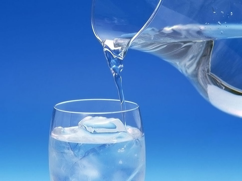 Patru feluri în care apa rece dăunează sănătăţii