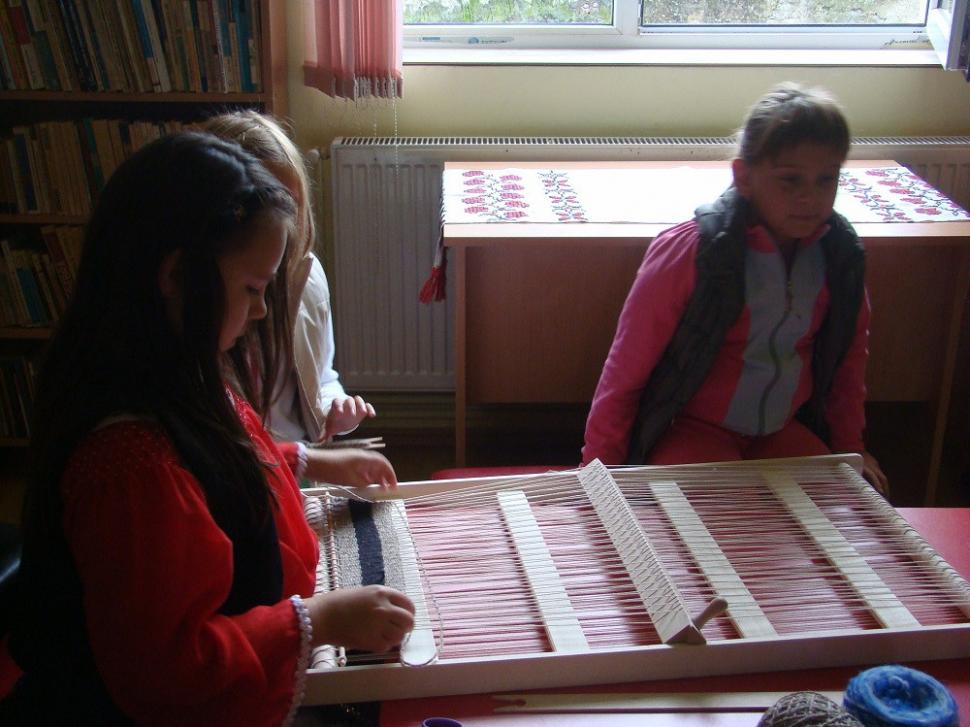 „Atelierul de meșteșuguri” de la Biblioteca Săndulești-Copăceni din județul Cluj și-a deschis porțile pentru elevi și pentru membrii comunității locale 333420