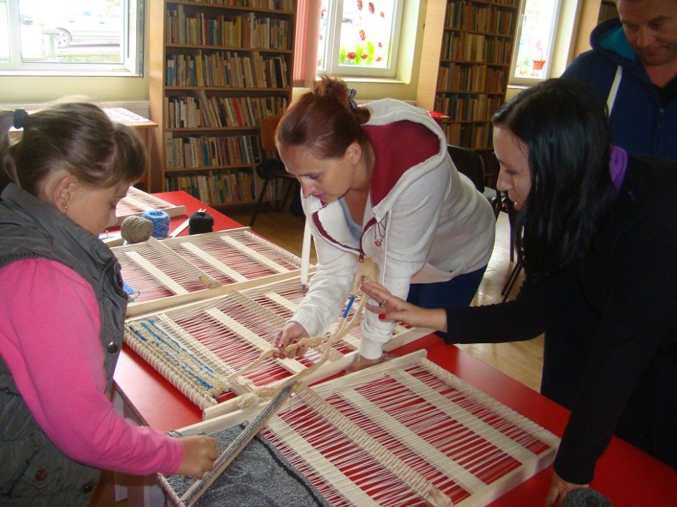 „Atelierul de meșteșuguri” de la Biblioteca Săndulești-Copăceni din județul Cluj și-a deschis porțile pentru elevi și pentru membrii comunității locale