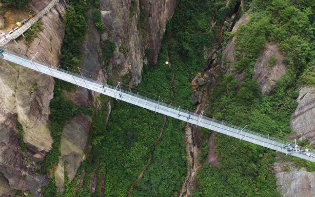 Cel mai lung pod de sticlă din lume a fost inaugurat în China