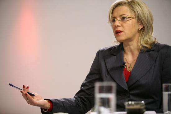 Comisarul european Corina Crețu a propus UE să modifice regulile retroactiv pentru a ajuta Grecia