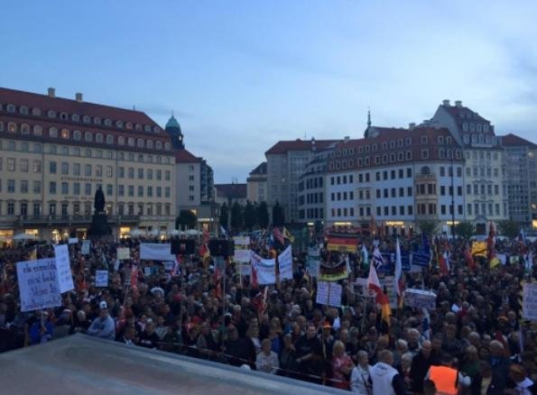 Mii de persoane protestează în Germania, denunţând venirea refugiaţilor 
