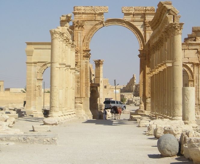 Teroriştii de la ISIS a aruncat în aer Arcul de Triumf din Palmira