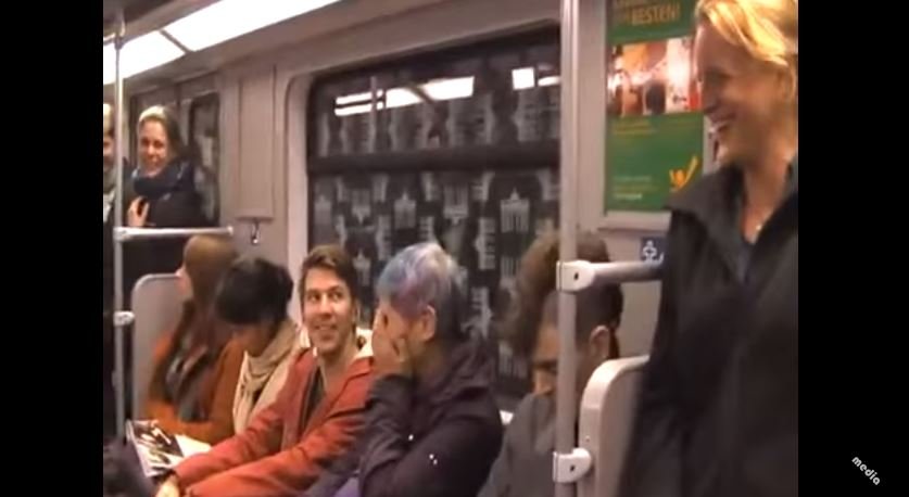 O femeie a declanşat hohote de râs în metrou. Tu te poţi abţine?