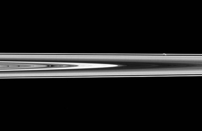 Imaginea săptămânii de la NASA. Pot fi văzute lunile giganticei planete Saturn