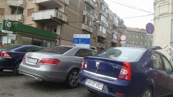 Primar surprins cu maşina parcată din nou pe interzis. "Indicatorul n-ar fi trebuit să fie acolo" 333796