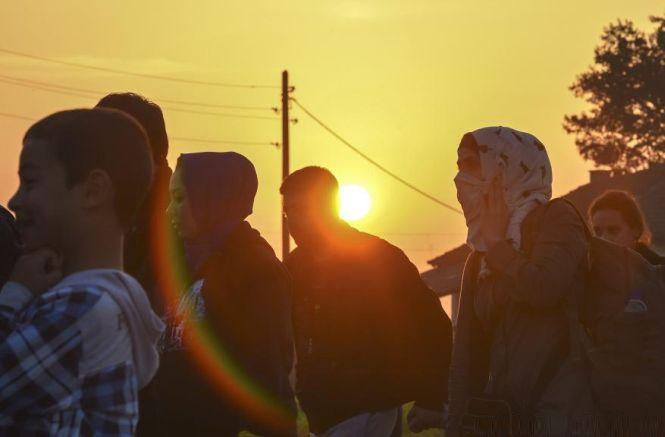 Un nou caz şocant: Femeie violată în grup într-o tabără de refugiaţi