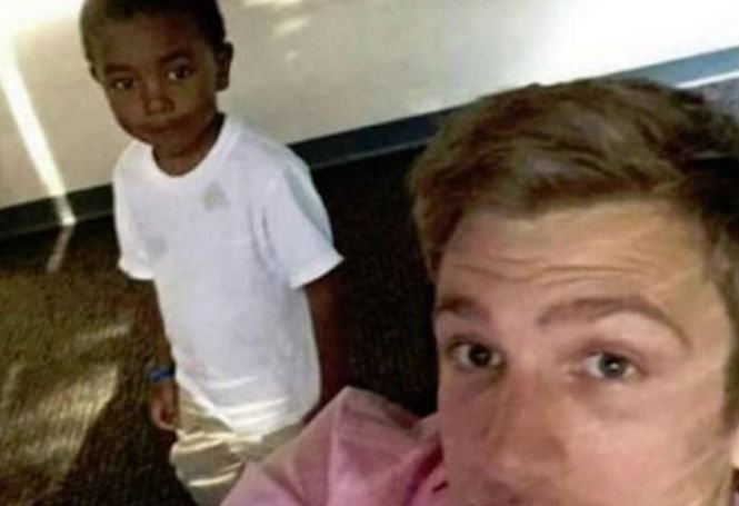  Un tânăr a postat un selfie rasist pe Facebook și a umilit un copil de 3 ani, apoi a primit ce a meritat