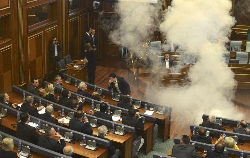 Dispozitiv fumigen detonat în Parlamentul din Kosovo