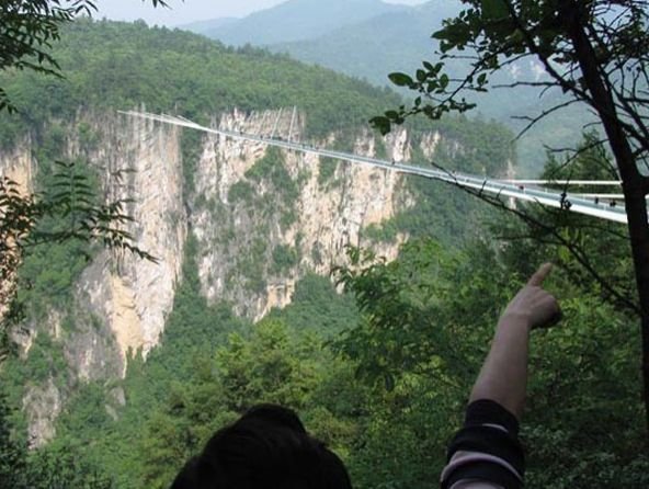 Clipe de groază în China. Podul de sticlă s-a crăpat sub turişti!