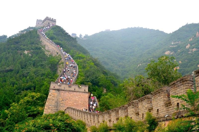 Chinezii au început să îşi copieze propriile lucruri. O replică a Marelui Zid atrage mii de turişti
