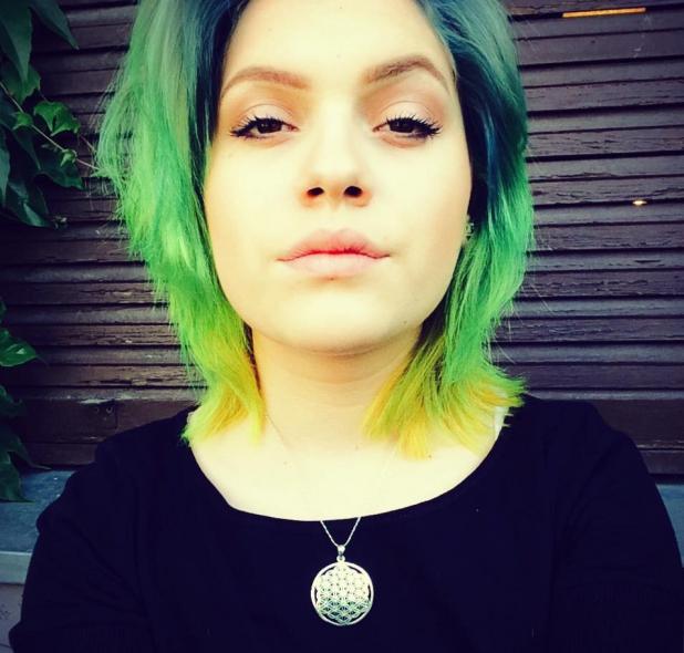 Fata verde de la X Factor care îi face concurenţă Deliei cu schimbările de look!  334521