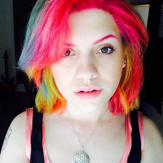 Fata verde de la X Factor care îi face concurenţă Deliei cu schimbările de look!  334523