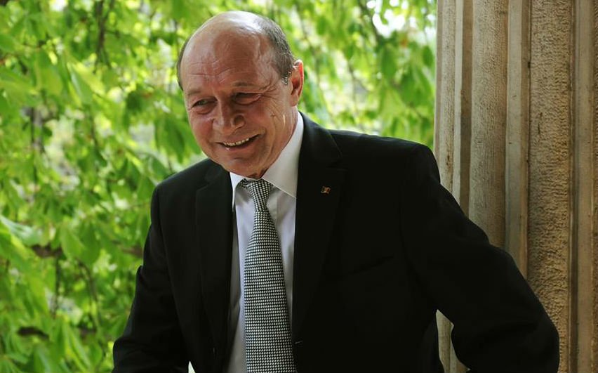 Traian Băsescu și-a făcut public numărul de telefon mobil și adresa de email