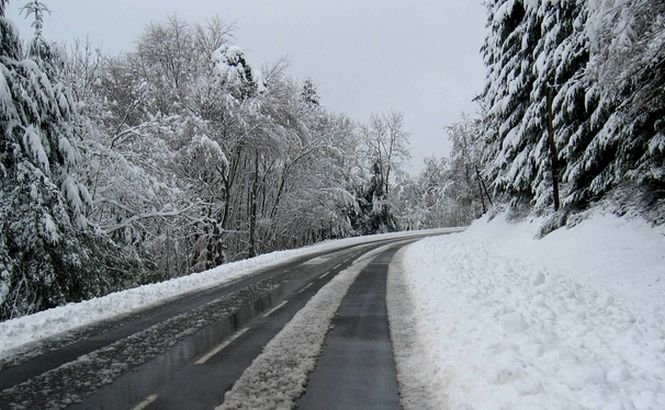 A venit iarna. Imagini neobișnuite pentru luna octombrie. Drumurile sunt acoperite cu zăpadă