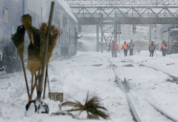 Trenuri blocale şi localităţi fără energie electrică, din cauza căderilor de zăpadă