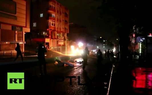 Video. Violenţe la Ankara. Poliţiştii au fost atacaţi cu sticle incendiare