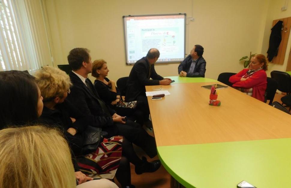 “Ajută un sat. Schimbă o țară”: elevii de la Liceul Tehnologic Special “Samus” din Cluj-Napoca  au început cursurile “Clubului multimedia” 335041