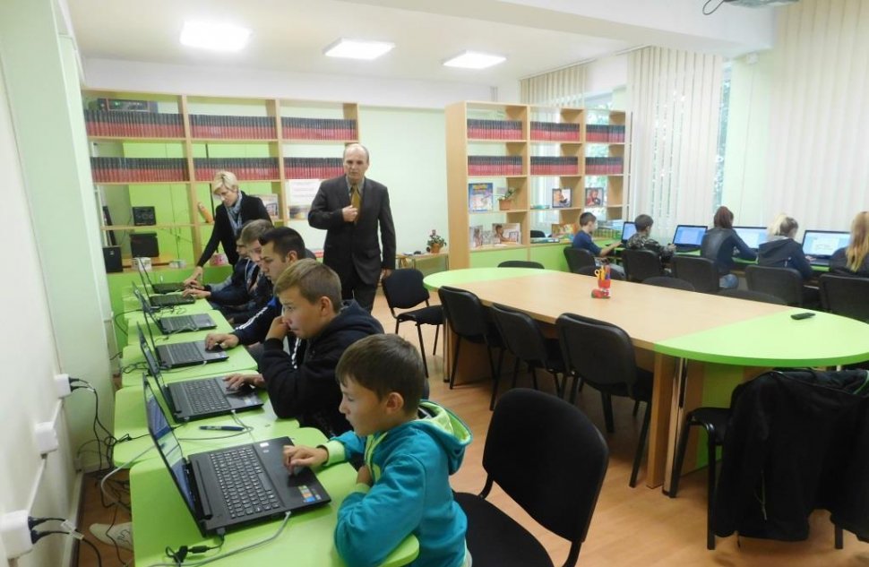 “Ajută un sat. Schimbă o țară”: elevii de la Liceul Tehnologic Special “Samus” din Cluj-Napoca  au început cursurile “Clubului multimedia”